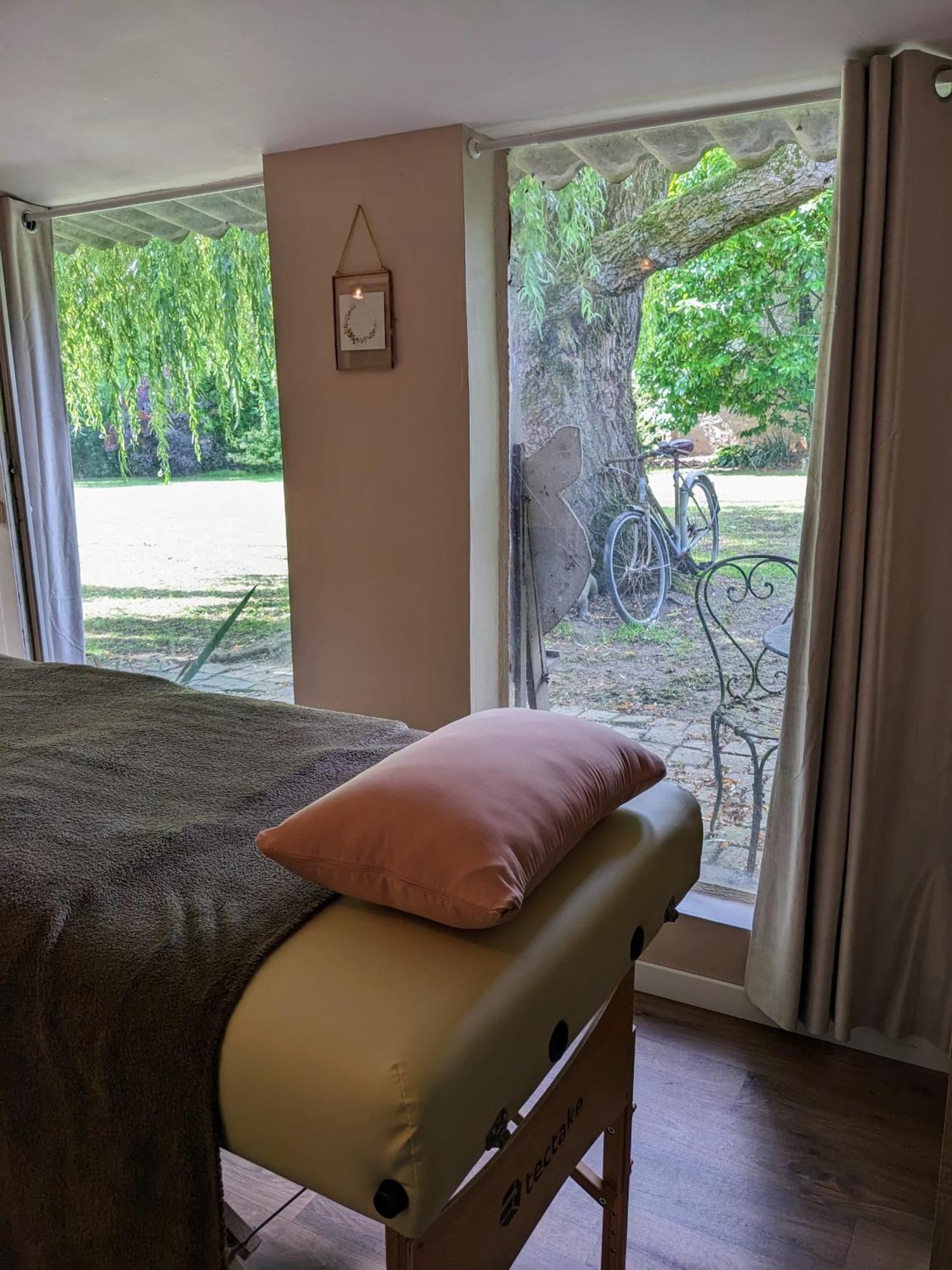 Le Domaine Des Pres Du Hom Bed and Breakfast Bézu-Saint-Éloi Eksteriør billede