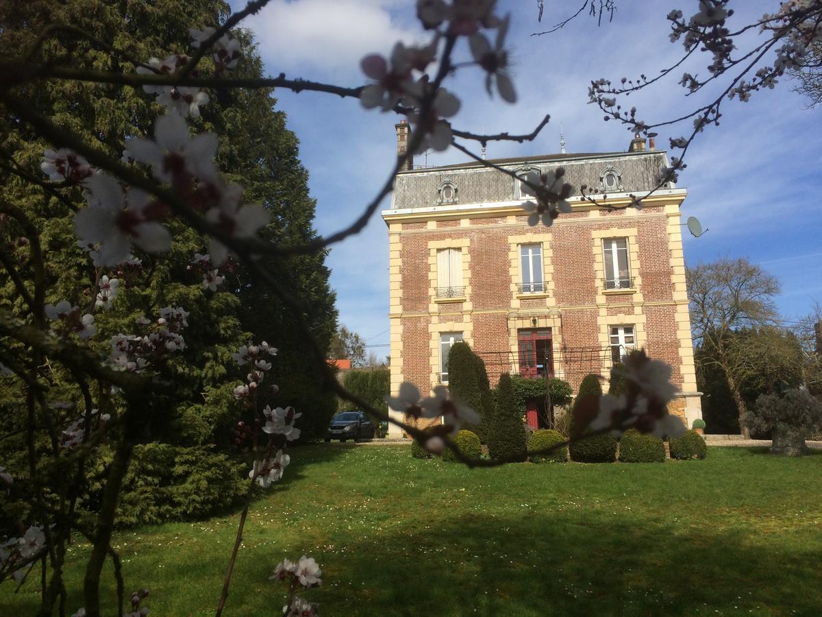 Le Domaine Des Pres Du Hom Bed and Breakfast Bézu-Saint-Éloi Eksteriør billede